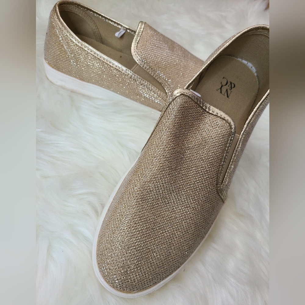 SZ 9 Gold slip-on sneaker